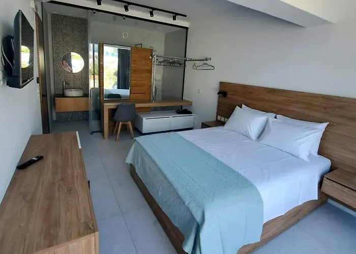 Courtyard Luxury Suites “ Apostolos”