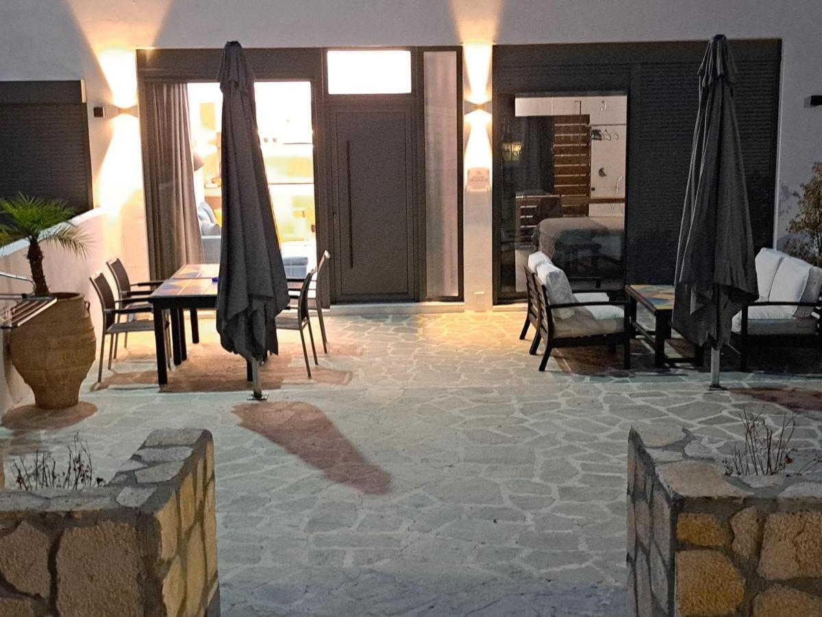 Courtyard Luxury “ Apostolos” *